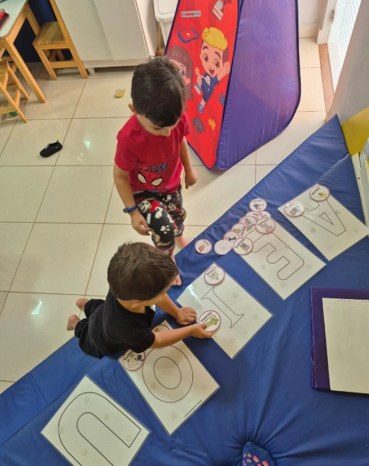 Crianças participando de atividade terapêutica